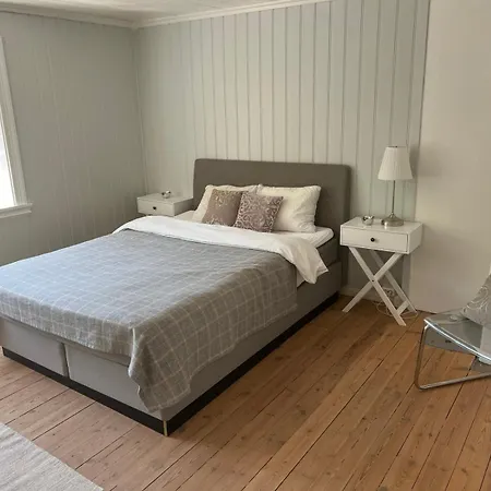 בית נופש Lindstol - Beautiful Cabin In Wonderful Risor!